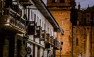 Lima – Traslado al Aeropuerto de Lima – Vuelo de Lima a Cusco – Llegada al Cusco – Recojo del Aeropuerto – Traslado al Hotel – Tarde libre (Desayuno y Almuerzo)