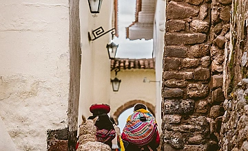 Lima – Traslado al Aeropuerto de Lima – Vuelo de Lima a Cusco – Llegada al Cusco – Recojo del Aeropuerto – Traslado al Hotel – Tarde libre (Desayuno y Almuerzo)