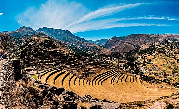Cusco – City Tour Arqueológico: Sacsayhuaman, Qenqo, Pucapucara y Tambomachay – Pisaq: reloj solar Intiwatana – sitio arqueológico y ciudad – Descenso por sendero inka de Pisaq sitio arqueológico a Pisaq ciudad – Cusco (Desayuno y Almuerzo)