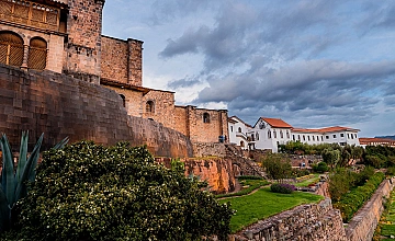 Cusco – City Tour ciudad del Cusco a pie – Catedral del Cusco – Qoricancha – Visita al cementerio – Centro Histórico, Mercado de San Pedro y Sitios importantes – Cusco (Desayuno y Almuerzo)