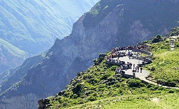 Cañón del Colca – Mirador Cruz del Cóndor – Viaje a Puno (Desayuno y Almuerzo)