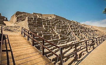 Lima – Templo Pre Inca de Pachacamac – Barranco – City tour Colonial y Moderno: Parque del Amor, Huaca Pucllana, Centro financiero de San Isidro – Plaza de Armas Lima: Catedral de Lima, Palacio de Gobierno y Convento de San Francisco (Desayuno y Almuerzo)