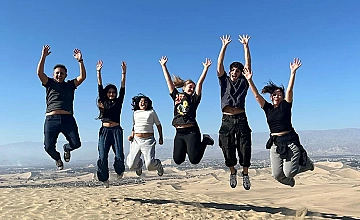 Día 2: Paracas – Viaje en Van a Nasca – Sobrevuelo Líneas de Nasca desde Aeródromo de Nasca – Visita Oasis de Huacachina – Retorno a Lima (Desayuno y Almuerzo)