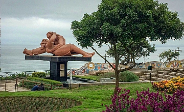 Lima – City tour Colonial y Moderno: Parque del Amor, Huaca Pucllana, Centro financiero de San Isidro – Plaza de Armas de Lima: Catedral de Lima, Palacio de Gobierno y Convento Catacumbas de San Francisco – Barranco Barrio Bohemio (Desayuno y Almuerzo)