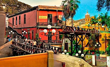 Lima – City tour Colonial y Moderno: Parque del Amor, Huaca Pucllana, Centro financiero de San Isidro – Plaza de Armas de Lima: Catedral de Lima, Palacio de Gobierno y Convento Catacumbas de San Francisco – Barranco Barrio Bohemio (Desayuno y Almuerzo)